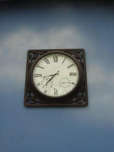photograph of a clock face. historytrace competition to win a 2 hour family history research session. Image copyright freeimages.com / Mario Alberto Magallanes Trejo.